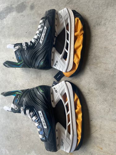 Used Bauer Regular Width Size 2 XLP Hockey Skates