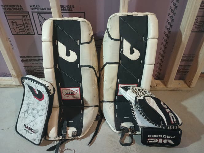 Used 32" Vic Full Right Goalie Full Set