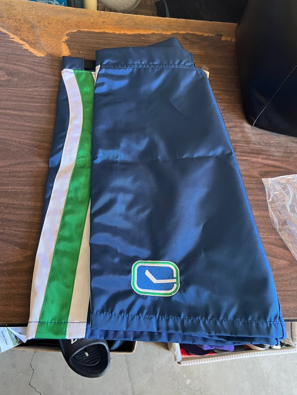 New Vancouver canuacks shell size L