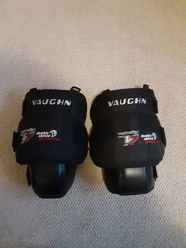 Vaughn V7 INT GOALIE KNEE PROTECTORS