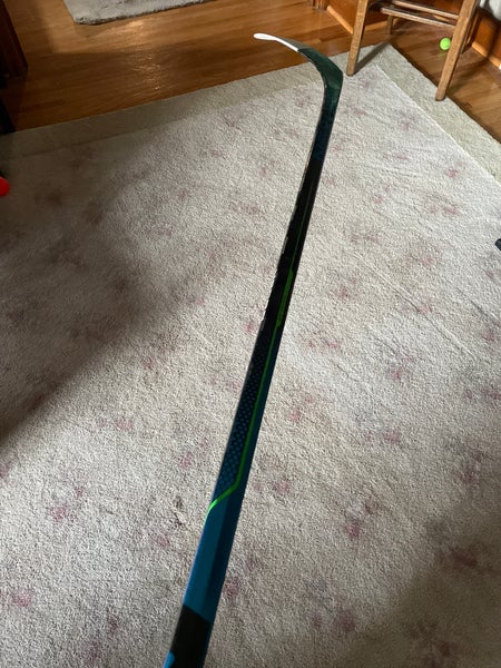 Intermediate Right Handed P28 Nexus Geo Hockey Stick
