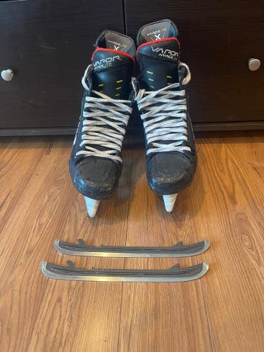 Used Bauer Vapor Hyperlite Hockey Skates Size 7 Fit 2 (Senior)