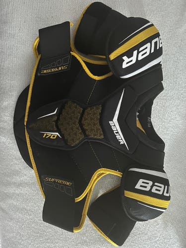New Medium Bauer Supreme 170 Shoulder Pads