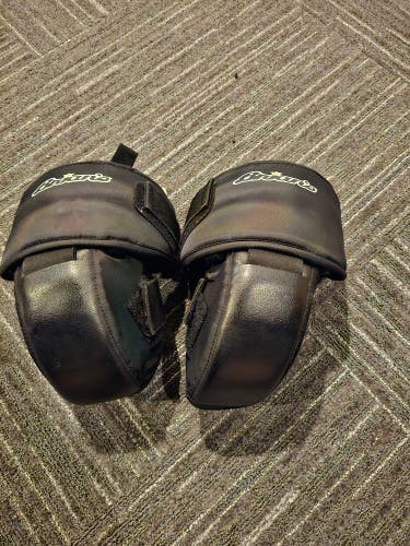 Used Brian's Goalie Knee Guards Senior