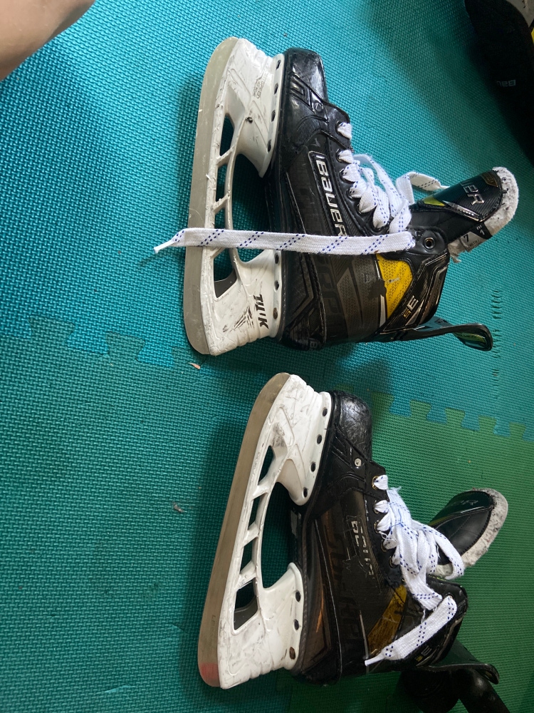 Used Bauer Regular Width   Size 7 Supreme 3S Hockey Skates
