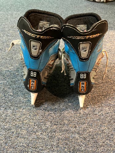 Senior CCM Size 9 Vector 6.0 Hockey Skates