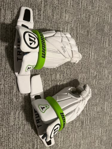 New Player's Warrior Medium Evo Lacrosse Gloves