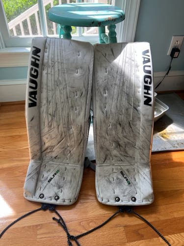 26+2" Vaughn Ventus SLR2 Junior Goalie Leg Pads. Aftermarket toe ties. Bauer Knee Pads