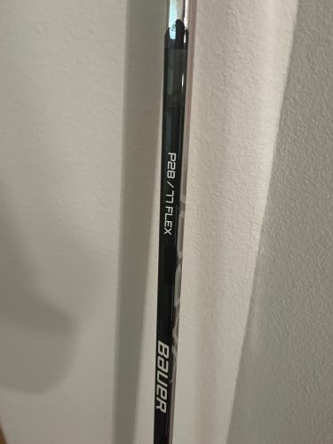 Senior Right Handed P28 Vapor Hyperlite Hockey Stick