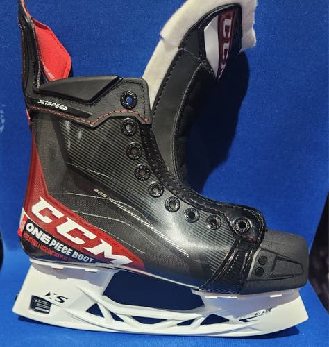 Junior New CCM JetSpeed FT485 Hockey Skates Size 4 please read description