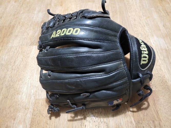 Used Wilson Right Hand Throw Infield A2000 Baseball Glove 11.75"