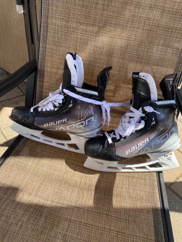 New Bauer Regular Width Pro Stock Size 9.5 Vapor Hyperlite Hockey Skates