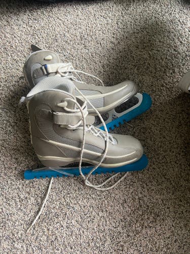 Used Soft Skates Size 9 Figure Skates