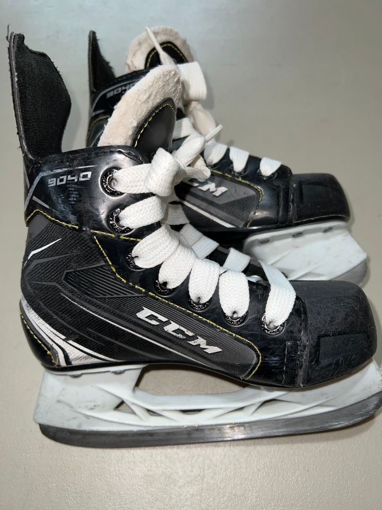 Used CCM Regular Width Size 12 Tacks 9040 Hockey Skates