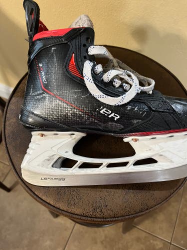 Intermediate Bauer Regular Width  Size 5.5 Vapor 3X Pro Hockey Skates