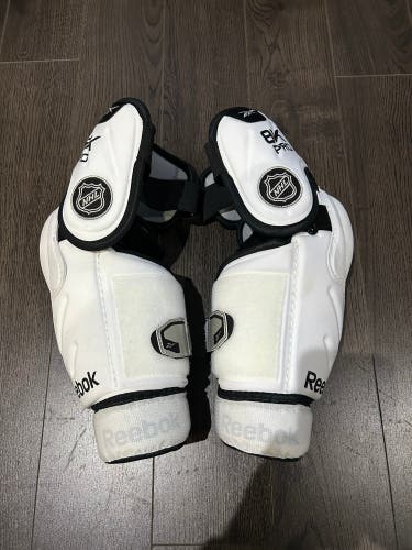 NEW 8K PRO REEBOK ELBOW PADS SENIOR MEDIUM