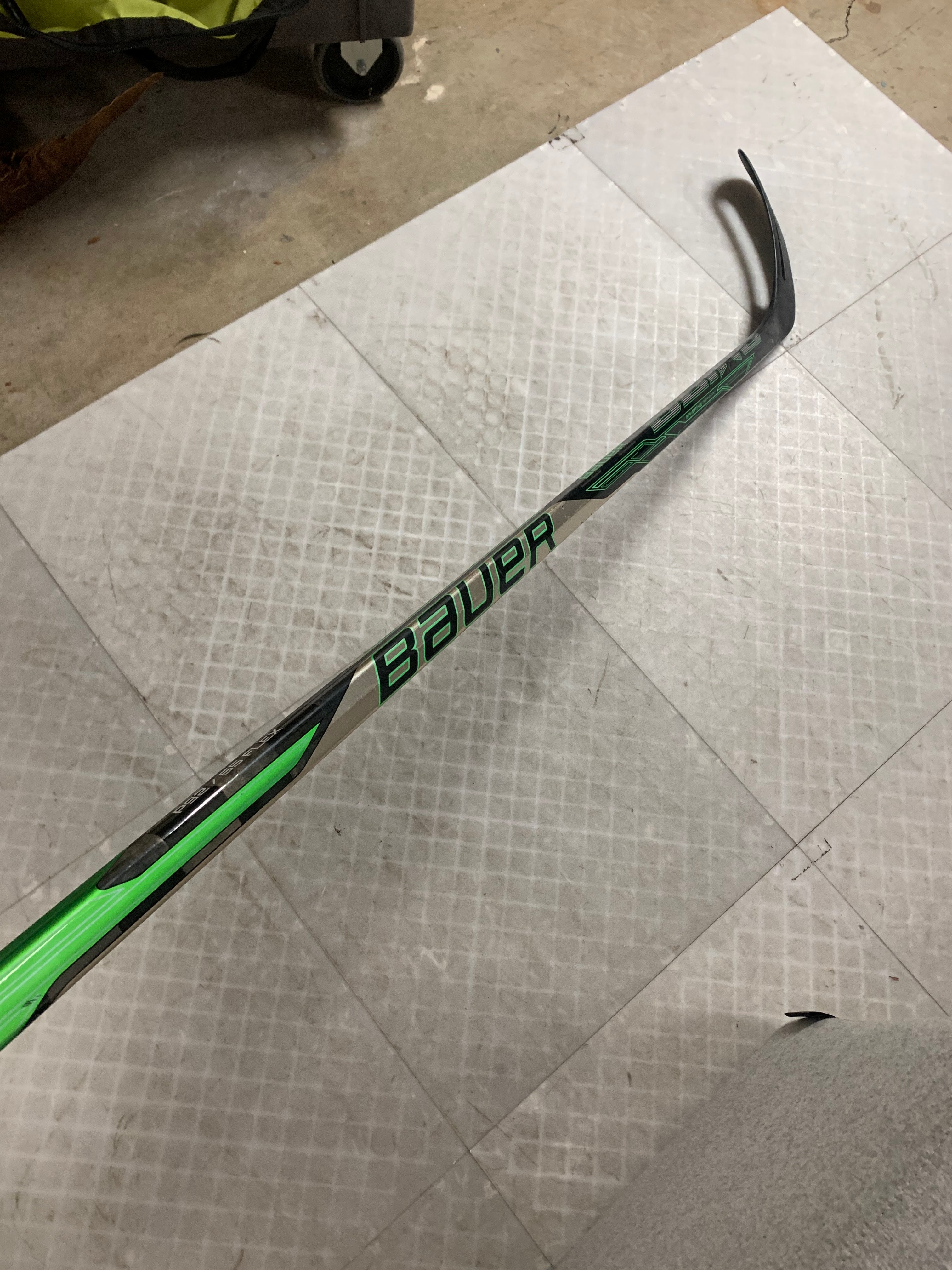 Intermediate Right Handed P29 Synergy 80 Hockey Stick