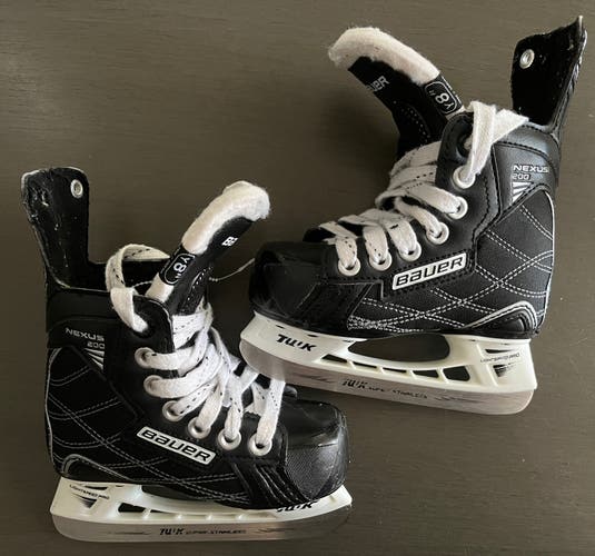 Youth Size 8 Nexus 200 Hockey Skates