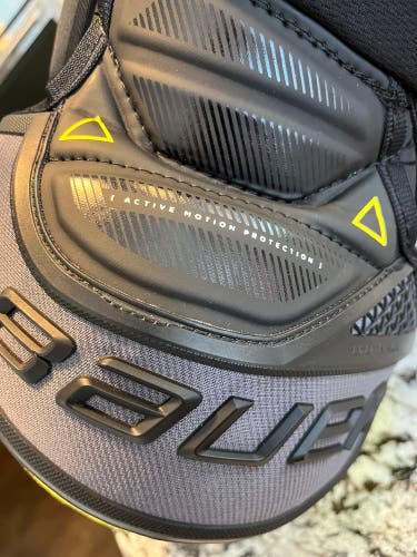 Senior Medium Bauer Supreme Ultrasonic Shoulder Pads