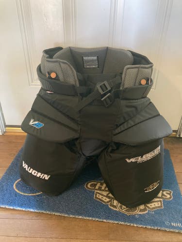 Vaughn V9 Pro Carbon adult small goalie pants
