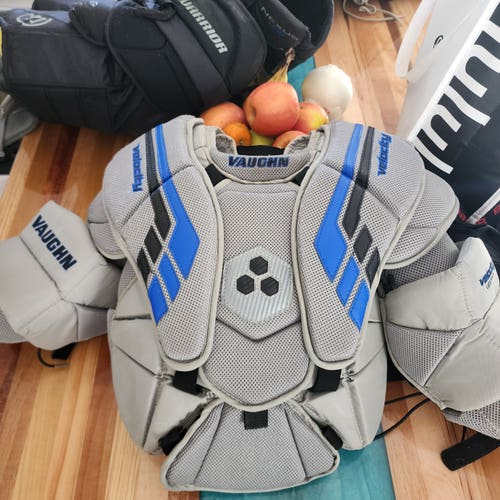 Small/Medium Vaughn Velocity VE8 Junior Goalie Chest Protector