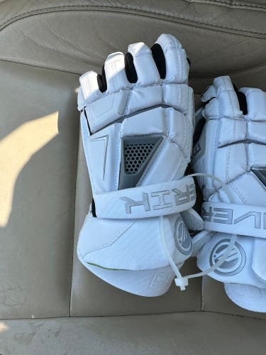 New Player's Maverik Large M5 Lacrosse Gloves