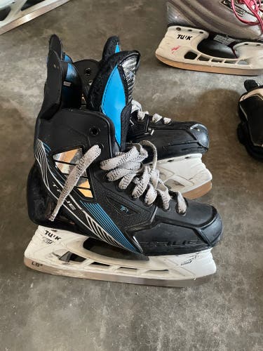 Used True Regular Width  Size 2.5 TF7 Hockey Skates