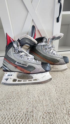 Intermediate Used Bauer Vapor X4.0 Hockey Skates Regular Width Size 5.5