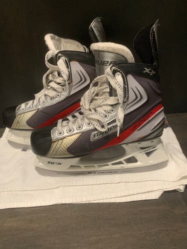 Used Bauer Regular Width  Pro Stock Size 9.5 Vapor X2.0 Hockey Skates
