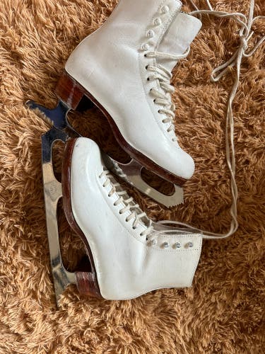 Used Riedell Size 4 Figure Skates