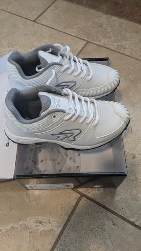 White New Women's size 6.0 Turf Cleats Ringor