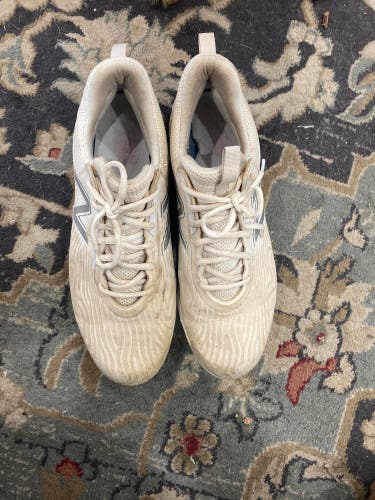 Used New Balance Mens molded cleats size 11