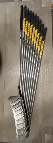 Men's Right Handed Regular Flex Steel Shaft Iron Set