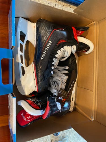NEW / BOXED - Senior Bauer Vapor 3X Pro Hockey Skates Size 9
