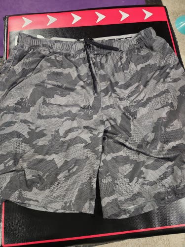 Men's Easton Shorts camo print. SZ XXL.