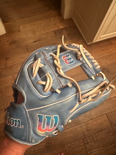 Used 2022 Wilson Right Hand Throw Infield A2000 1786 Baseball Glove 11.5"