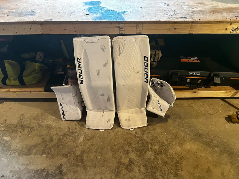 35" Bauer Ultrasonic Goalie Leg Pads With Supreme M5 Glove And Blocker
