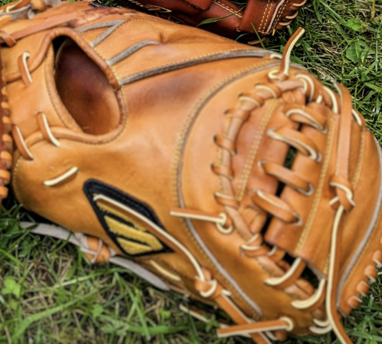 Used Mizuno Right Hand Throw Catcher's Pro Baseball Glove 33.5"