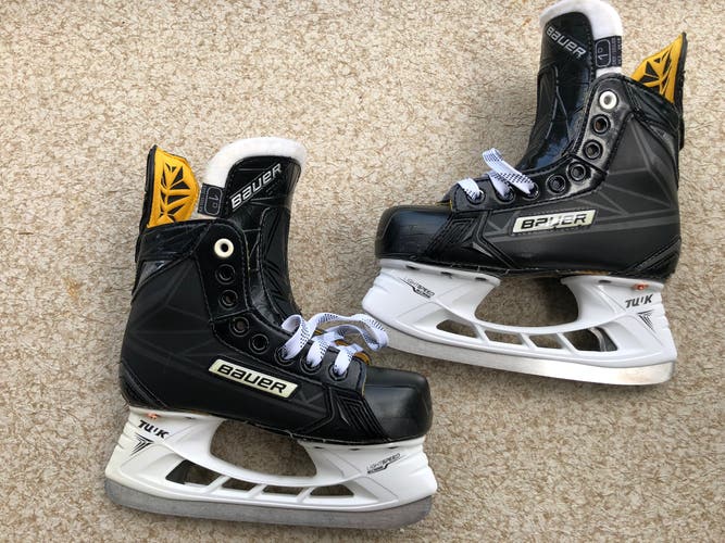 new   Junior New Bauer Supreme Comp Hockey Skates Extra Wide Width Size 1D