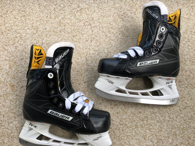 new   Junior New Bauer Supreme Comp Hockey Skates Extra Wide Width Size 1EE