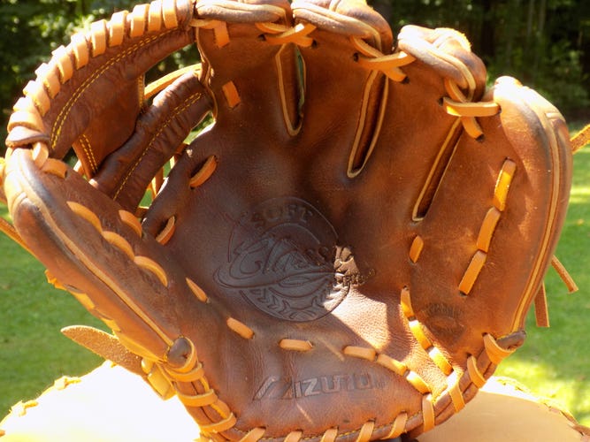 Used Mizuno Infield Right Hand Throw Classic Pro Soft Baseball Glove 11.25"