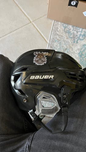 Used Medium Bauer Re-Akt 95 Helmet