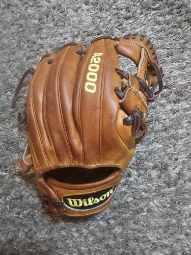 Used Wilson Right Hand Throw Infield A2000 Baseball Glove 11.5"