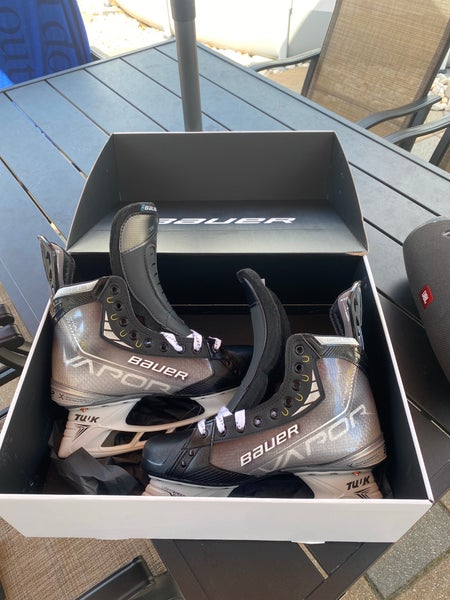 New Bauer Regular Width Pro Stock Size 9 Vapor Hyperlite Hockey Skates