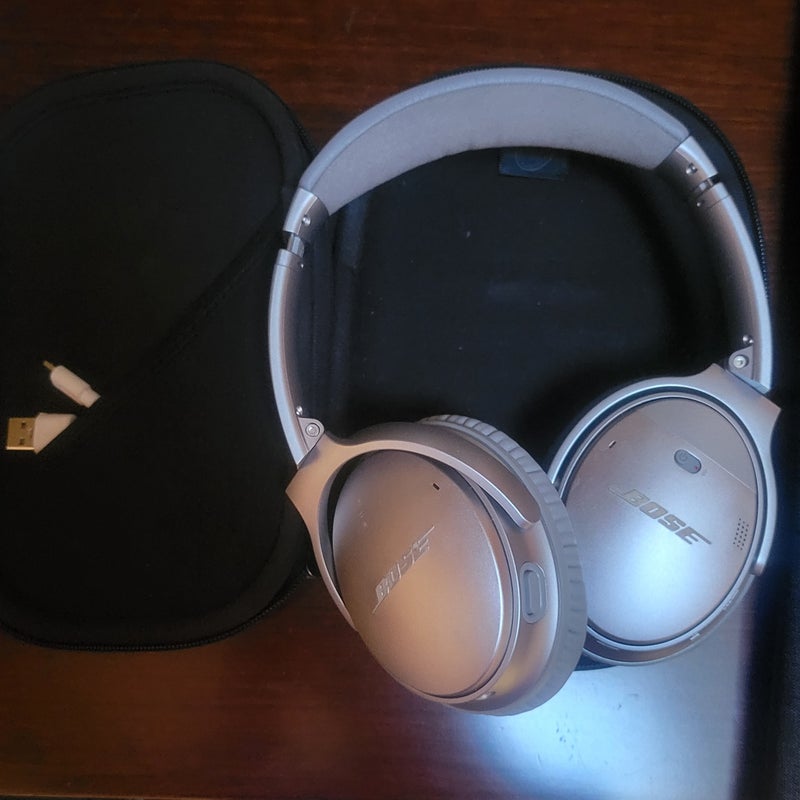 Bose Quiet Comfort 35 Noice Cancelling Headphones