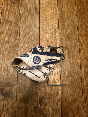 Used Wilson Right Hand Throw Infield A2000 1786 Baseball Glove 11.5"