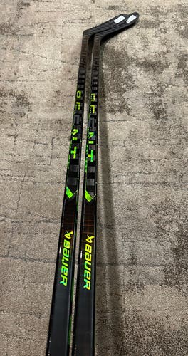 NEW! 2 PACK! 2x 77 Flex Right Hand P28 Ag5nt Hockey Sticks