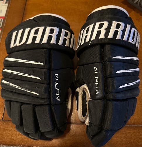 Warrior Alpha hockey gloves Jr size 11” used black and white