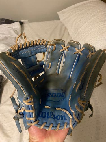 Wilson A2000 Autism Speaks glove