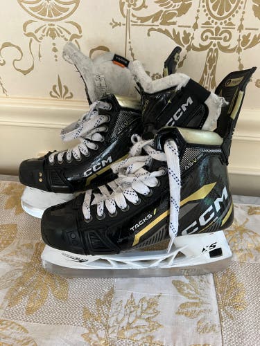 CCM Size 6 AS-V Pro Hockey Skates Plus An Extra Set Of Blades